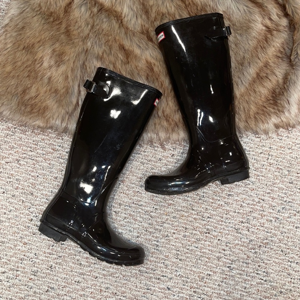 HUNTER rain boots with white boot socks